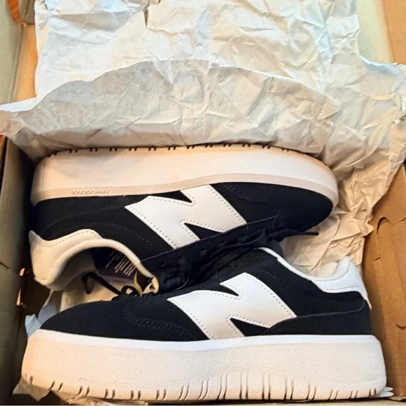 New Balance Women's Black and White Sneakers CT302 sz 7 1/2 - Picture 5 of 5